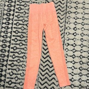 Seamless workout leggings with contour